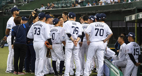 西武対ソフトバンク　試合前、円陣を組む西武ナイン。右は辻監督（撮影・鈴木みどり）