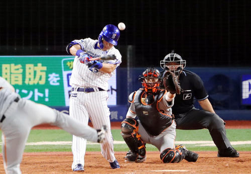 DeNA対巨人　5回裏DeNA2死二塁、適時二塁打を放つ筒香。投手鍵谷（撮影・垰建太）