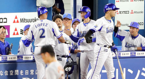 DeNA対巨人　5回裏DeNA1死二、三塁、三走大和（中央）はロペス（2番）の犠飛で生還しタッチを交わす（撮影・垰建太）