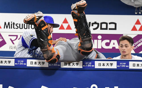 DeNA対巨人　6回裏DeNA無死、神里のファールボールを追ってDeNAベンチに飛び込む小林（撮影・山崎安昭）