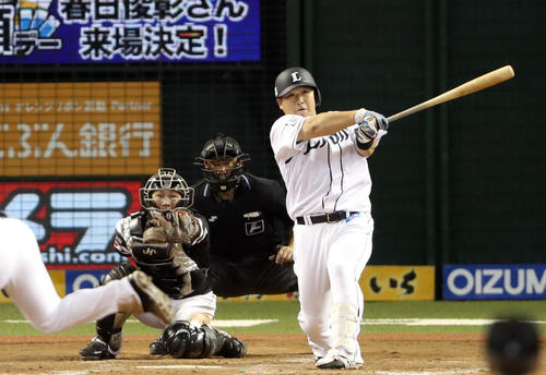 西武対ソフトバンク　9回裏西武1死、ソロ本塁打を放つ中村。投手森（撮影・狩俣裕三）