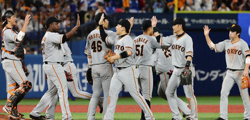 DeNA対巨人　勝利を喜び合う丸（中央）ら巨人ナイン（撮影・丹羽敏通）