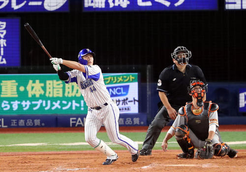 DeNA対巨人　9回裏DeNA1死一塁、左越え2点本塁打を放つ佐野。投手デラロサ（撮影・垰建太）