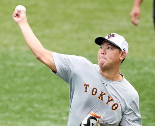 DeNA対巨人　試合前、キャッチボールで調整する巨人山口（撮影・垰建太）