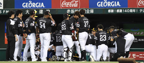 西武対ソフトバンク　試合前、円陣を組むソフトバンクナイン。中央は柳田（撮影・鈴木みどり）