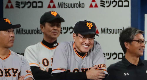 DeNA対巨人　1回、打線がつながり、あっさり先制し笑顔がこぼれる巨人の原監督（撮影・丹羽敏通）