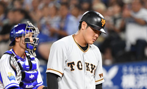 DeNA対巨人　2回表巨人2死満塁、岡本は空振り三振に倒れる（撮影・山崎安昭）