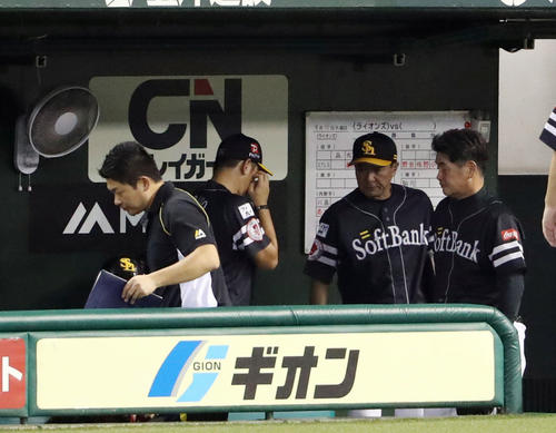 西武対ソフトバンク　試合後、悔しそうな表情で引き揚げる工藤監督（右端）らソフトバンクベンチ（撮影・狩俣裕三）