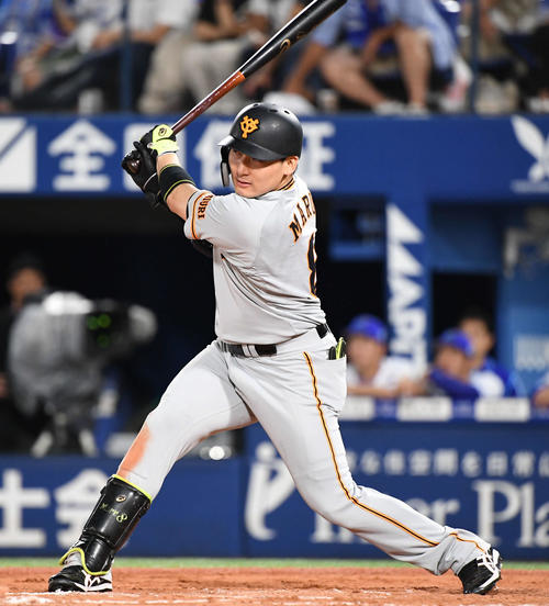 DeNA対巨人　8回表巨人2死一塁、丸は左越え2点本塁打を放つ（撮影・山崎安昭）
