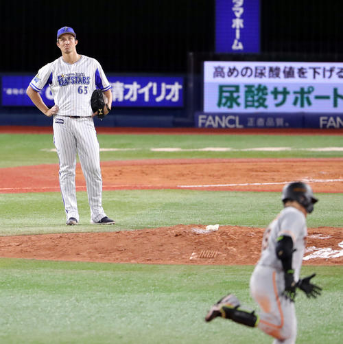 DeNA対巨人　8回表巨人2死一塁、丸（手前）に2点本塁打を浴びぼうぜんとする国吉（撮影・垰建太）