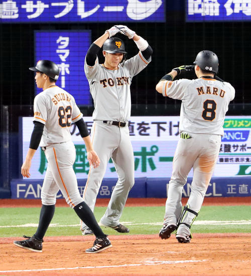 DeNA対巨人　8回表巨人2死一塁、2本目となる2点本塁打を放った丸（右）を丸ポーズで出迎える坂本勇（中央）（撮影・垰建太）