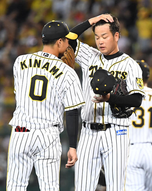 阪神対ヤクルト　4回5失点、木浪聖也（左）が声をかけるも渋い表情を見せる高橋遥人（撮影・奥田泰也）