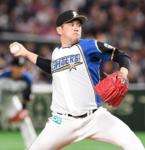 日本ハム対楽天　日本ハム3番手で力投する西村（撮影・滝沢徹郎）