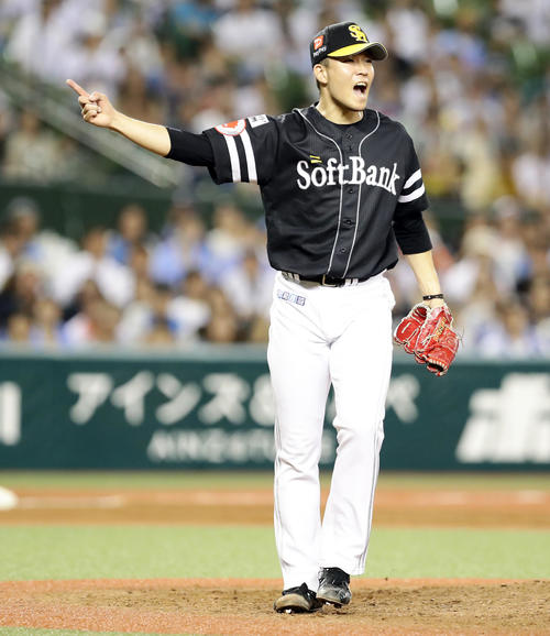 西武対ソフトバンク　7回裏西武2死二、三塁、外崎を三振に仕留め指差し雄たけびを上げる千賀（撮影・浅見桂子）