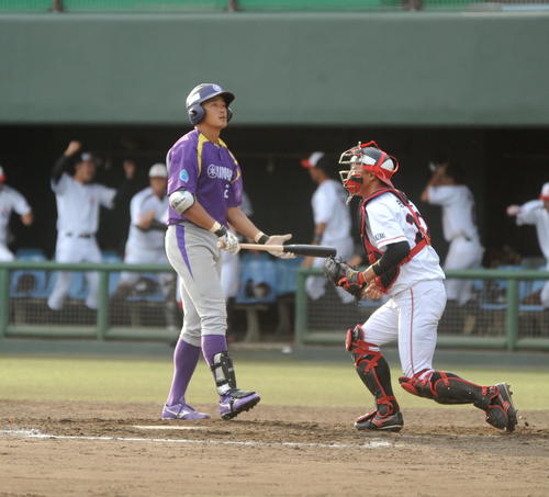 9回のチャンスで三振に倒れ、最後の打者となったヤマハ・前野は天を仰ぐ