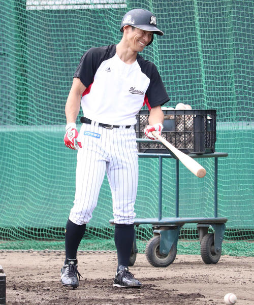 打撃練習中に笑顔を見せるロッテ荻野（撮影・久永壮真）