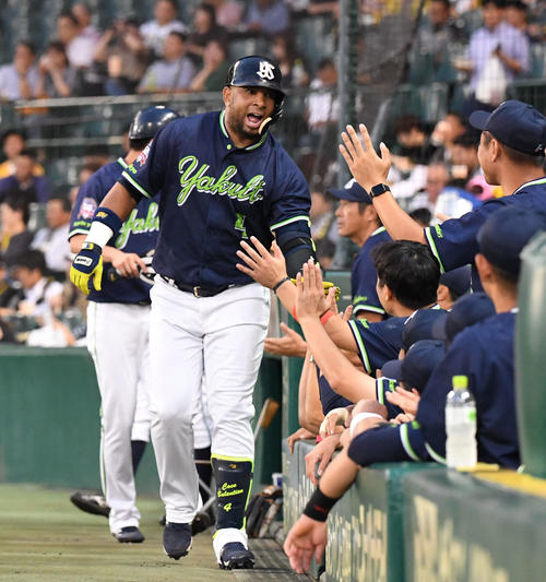 阪神対ヤクルト　1回表ヤクルト1死二塁、ウラディミール・バレンティンは中越え2点本塁打を放ち、ナインとタッチを交わす（撮影・奥田泰也）