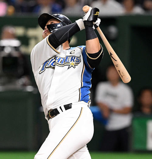日本ハム対楽天　3回裏日本ハム無死二、三塁、中田は左犠飛を放つ（撮影・滝沢徹郎）