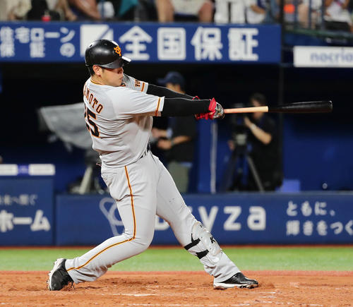 DeNA対巨人　4回表巨人1死、岡本は左越えに本塁打を放つ（撮影・丹羽敏通）