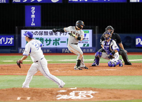 DeNA対巨人　4回表巨人1死一塁、右越え2点本塁打を放つ丸。投手武藤（撮影・垰建太）