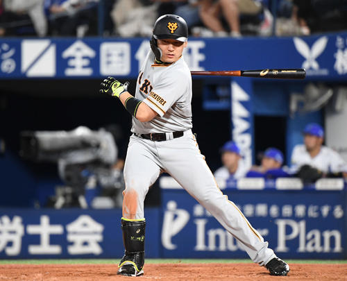 DeNA対巨人　4回表巨人1死一塁、丸は右越え2点本塁打を放つ（撮影・山崎安昭）