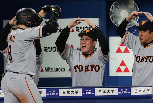 DeNA対巨人　4回表巨人1死一塁、本塁打を放った丸を丸ポーズで迎える原監督。右端は宮本コーチ（撮影・丹羽敏通）