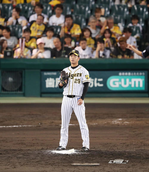 4回表ヤクルト2死一、二塁、広岡に適時打を浴び、ぼうぜんと立ちつくす高橋遥（撮影・前田充）