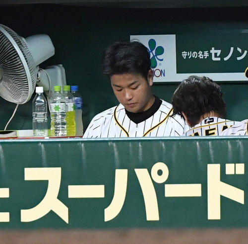 4回で8失点、ベンチでうつむく高橋遥人（撮影・奥田泰也）