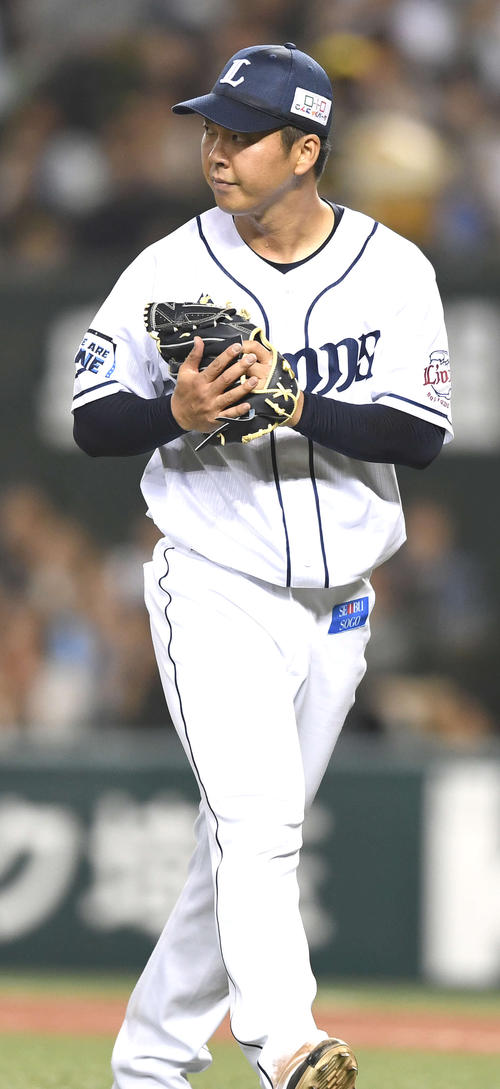 西武対ソフトバンク　6回まで無失点に抑え、グラブをたたく西武十亀（撮影・鈴木みどり）