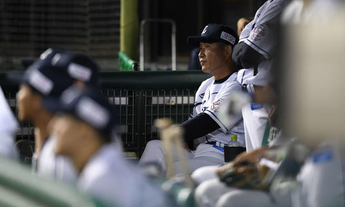 西武対ソフトバンク　ベンチで浮かない表情の西武辻監督（撮影・鈴木みどり）