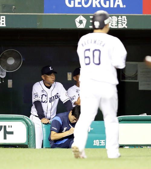 西武対ソフトバンク　7回裏西武無死一、二塁、中村（手前）は遊ゴロに倒れ、ベンチで厳しい表情の辻監督（奥）ら（撮影・浅見桂子）