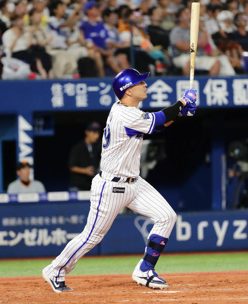 DeNA対巨人　2回裏DeNA1死、ソトはソロ本塁打を放つ（撮影・丹羽敏通）