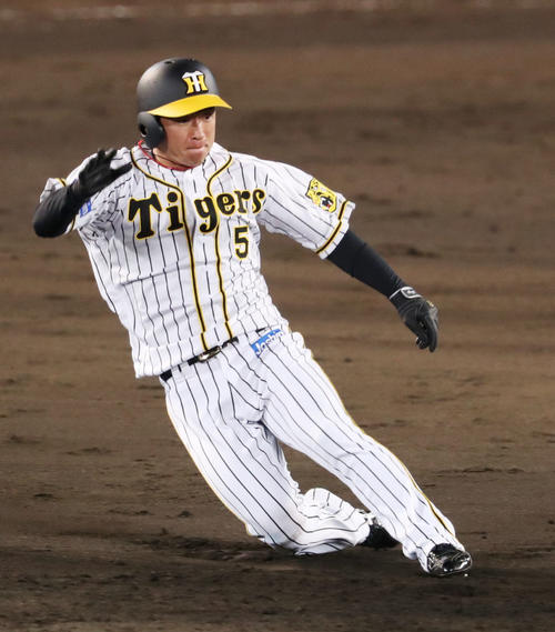 阪神対ヤクルト　3回裏阪神1死一塁、近本は二盗を決める（撮影・前田充）