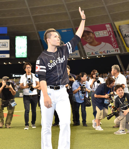 西武対ソフトバンク　ファンの声援に応えるソフトバンク千賀（撮影・鈴木みどり）