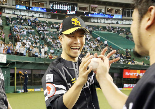 13勝目でM12とした千賀は笑顔で森からウイニングボールを受け取る（撮影・浅見桂子）