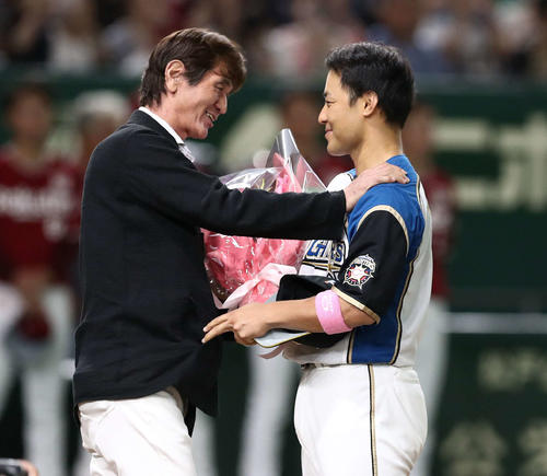 日本ハム対楽天　日本ハム元監督の大島氏（左）に労われる田中賢（撮影・黒川智章）