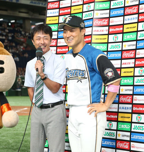 日本ハム対楽天　試合後、サプライズでヒーローインタビューされる田中賢（撮影・黒川智章）