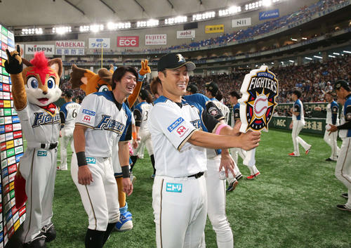 日本ハム対楽天　試合後、笑顔で「自撮り」する田中賢（撮影・黒川智章）