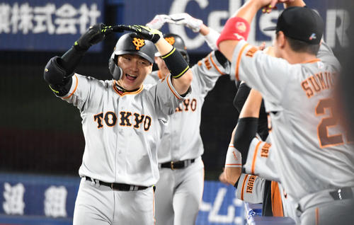 DeNA対巨人　8回表巨人2死一塁、2点本塁打を放ち丸ポーズを決める丸（撮影・山崎安昭）
