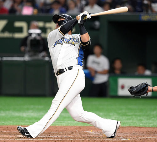 日本ハム対楽天　3回裏日本ハム無死二、三塁、中田は左犠飛を放つ（撮影・滝沢徹郎）