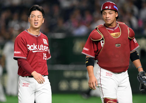 日本ハム対楽天　1回、失点を許し厳しい表情でベンチへ引き揚げる楽天美馬（左）と堀内（撮影・滝沢徹郎）