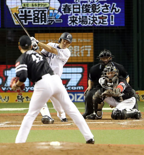 西武対ソフトバンク　8回裏西武2死一塁、適時二塁打を放つ秋山。投手千賀（撮影・狩俣裕三）