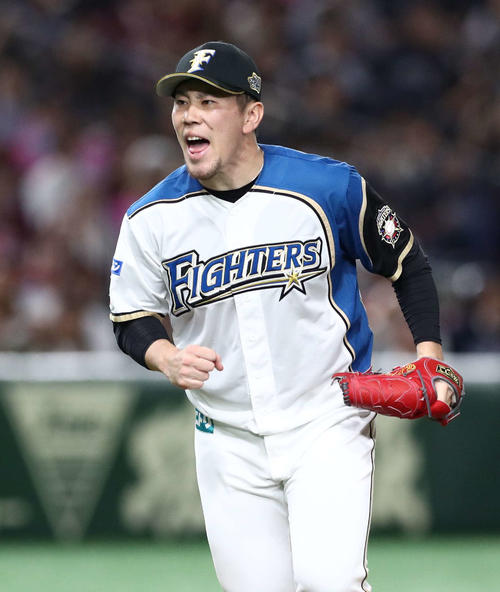 日本ハム対楽天　5回表楽天2死、ブラッシュを三振にとり叫ぶ西村（撮影・黒川智章）