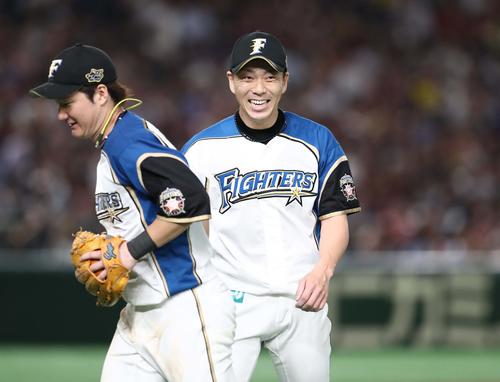 日本ハム対楽天　7回表、無失点に抑え笑顔の宮西（撮影・黒川智章）