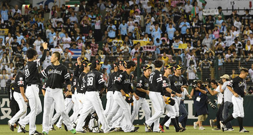 西武対ソフトバンク　西武に勝利し優勝マジックを点灯させたソフトバンクナインはファンの声援に応える。左から2人目は千賀（撮影・鈴木みどり）