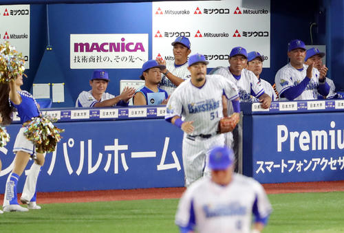 DeNA対巨人　試合前、先発出場の宮崎（51番）を送り出すラミレス監督（右から2人目）（撮影・垰建太）