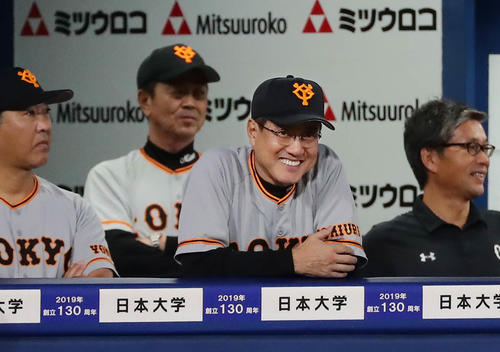 DeNA対巨人　1回、打線がつながり、あっさり先制し笑顔がこぼれる巨人の原監督（撮影・丹羽敏通）