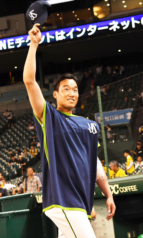 阪神対ヤクルト　勝利投手となった山田大樹はファンの声援に応える（撮影・奥田泰也）