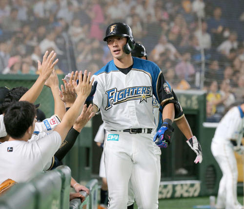 日本ハム対楽天　1回裏、2点本塁打を放ちナインに出迎えられる大田（撮影・黒川智章）