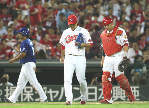 広島対中日　6回表中日2死満塁、代打堂上に同点2点適時打を浴びる野村（中央）（撮影・栗木一考）